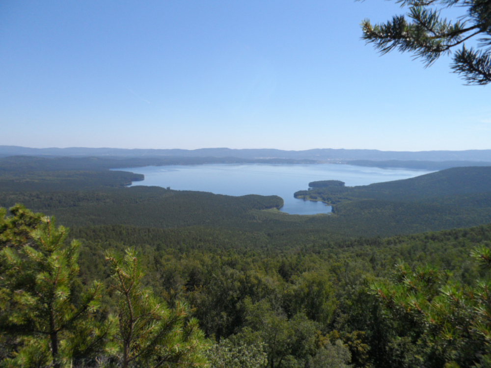 Вид на озеро Тургояк со смотровой площадки хр. Заозёрный