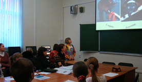 Ангелина Шляпина выступает с докладом о лемурах