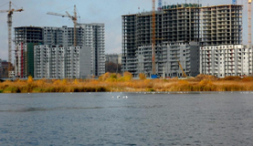 Город наступает на пруд Коммунар, автор фото Чугаев Эдуард 