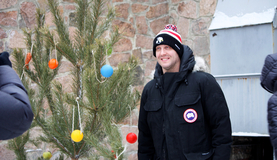 Дерон Куинт подарил белым медведям в зоопарке хоккейный шлем 